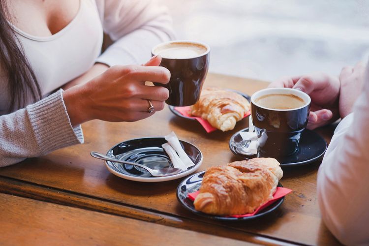 Ilustrasi kencan pertama di kafe atau kedai kopi.