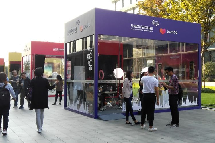 Lazada, platform market place yang terafiliasi dengan Alibaba Group membuka ruangan live streaming di Alibaba Xixi Campus, Hangzhou, selama 11.11 Global Shopping Festival 2019.