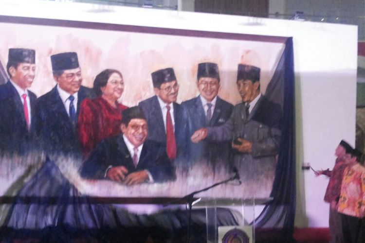 Salah satu lukisan yang menyita perhatian pengunjung pameran lukisan “72 Tokoh Indonesia & 7 Presiden RI” adalah lukisan berjudul “Obrolan 7 Presiden”. Berukuran 260 cm X 460 cm, lukisan tersebut memperlihatkan Presiden RI pertama hingga ketujuh terlibat obrolan dalam suasana santai. 