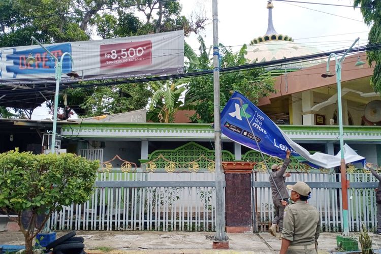 Satpol-PP Bangkalan menertibkan reklame 