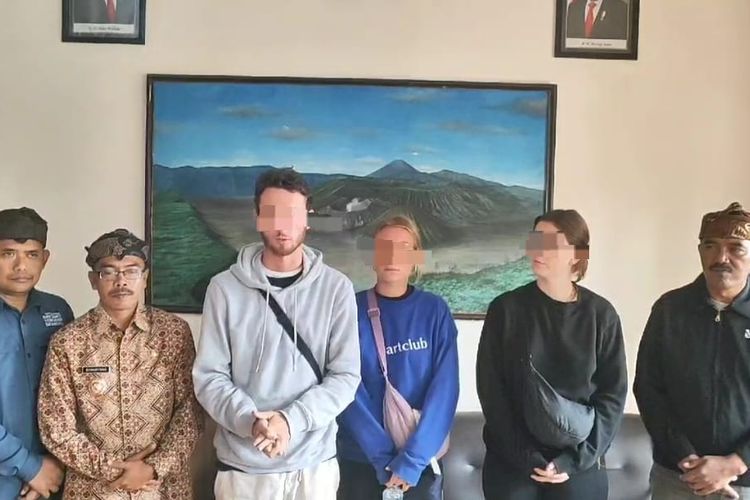 Tiga turis asing yang melakukan pose tak senonoh meminta maaf, didampingi stakeholder kawasan Bromo. 