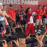 MotoGP Mandalika 2025, Raul Fernandez Ikut Joget Tabola Bale saat Parade Pebalap