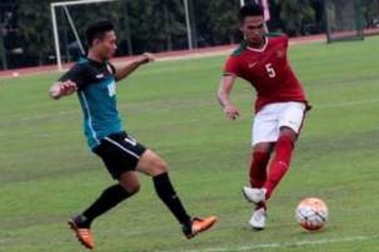 Pemain tim nasional Indonesia U-19, Bagas Adi Nugroho, berusaha melewati pemain UNY FC pada uji coba di Yogyakarta, Selasa (16/8/2016).