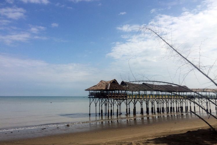 Pondok tempat duduk wisatawan menghadap laut di Pantai Lancok, Kecamatan Syamtalira Bayu, Aceh Utara