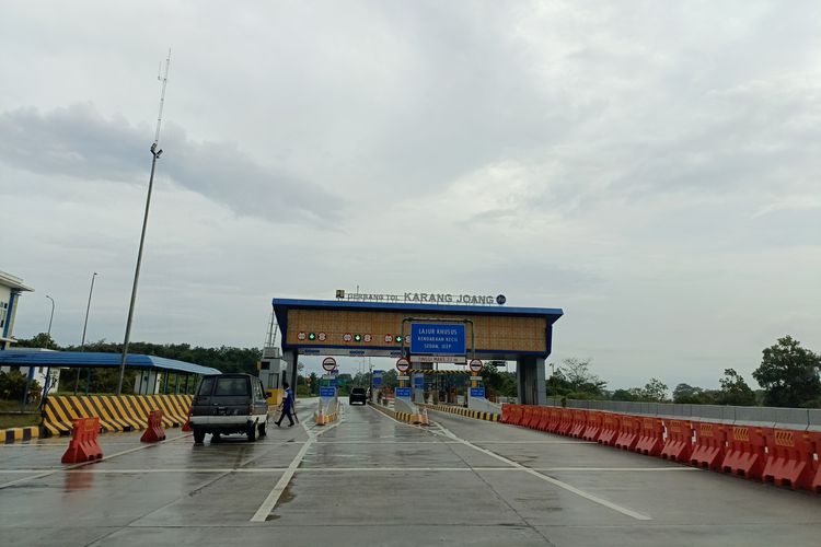 Gerbang Tol (GT) Karang Joang di Jalan Tol Balikpapan-Samarinda