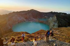 Mengejar Sunrise di Langit Danau Tiga Warna Kelimutu NTT