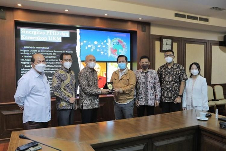 Perhimpunan Pelajar Indonesia Dunia (PPID) berkolaborasi dengan Kementerian Koperasi dan Usaha Kecil dan Menengah (KemenKopUKM) mendukung produk UKM Indonesia agar mampu menembus pasar global.