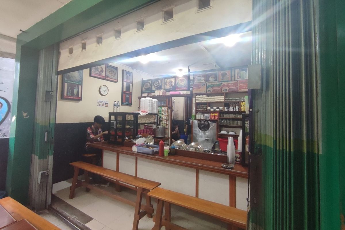 Warkop yang berada di Kemang Timur, Bangka, Mampang Prapatan. Warkop ini sebelumnya menjadi sasaran begal pada Senin (12/12/2022). 