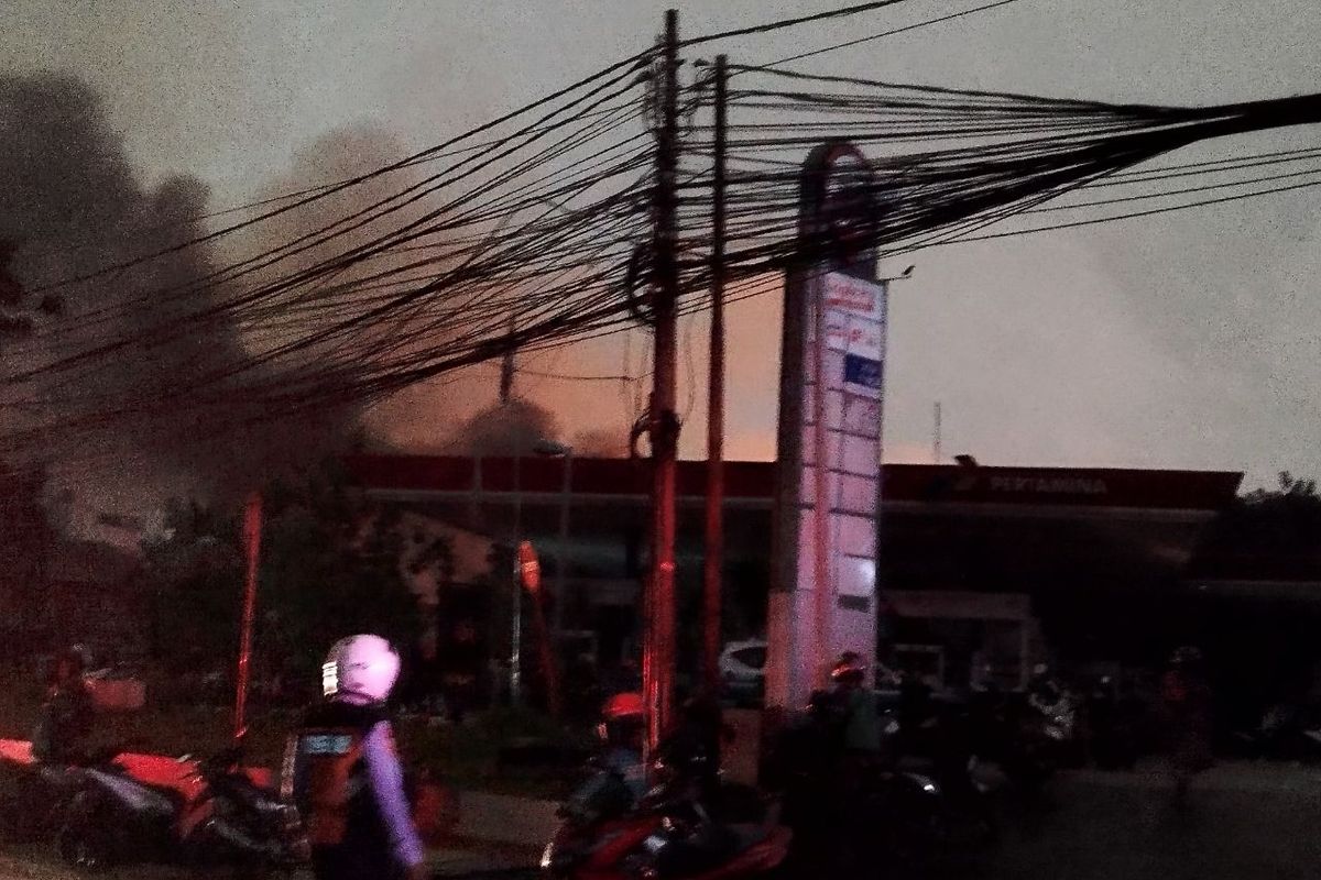 Kebakaran rumah warga di Tanah Abang terjadi di belakang pom bensin, Minggu (26/2/2023).