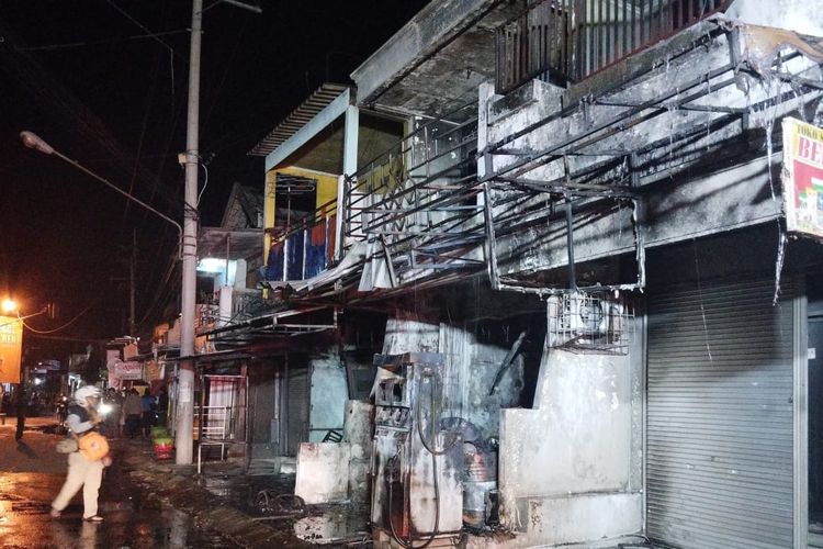 Kebakaran toko kelontong di Kaliombo, Kota Kediri, Jawa Timur, Kamis (14/6/2024).