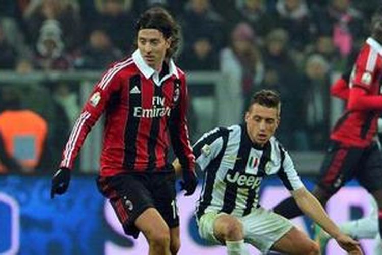 Gelandang AC Milan, Riccardo Montolivo (kiri), berjibaku memperebutkan bola melawan gelandang Juventus, Emanuele Giaccherini, dalam laga perempat final Piala Italia di Juventus Stadium, Turin, Rabu (9/1/2013). Milan akhirnya kalah 1-2. 