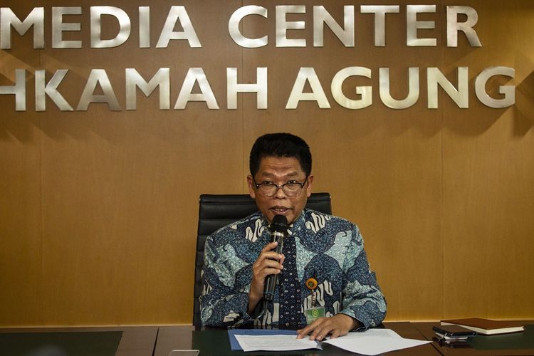 Kepala Biro Hukum dan Humas Mahkamah Agung (MA) Abdullah membacakan salinan putusan kasasi terdakwa kasus Bantuan Likuiditas Bank Indonesia (BLBI) Syafruddin Arsyad Temenggung di Gedung MA, Jakarta, Selasa (9/7/2019). Mahkamah Agung mengabulkan permohonan kasasi yang diajukan oleh terdakwa mantan Kepala Badan Penyehatan Perbankan Nasional (BPPN) Syafruddin Arsyad Temenggung dalam kasus korupsi Surat Keterangan Lunas (SKL) Bank Likuiditas Bantuan Indonesia (BLBI). ANTARA FOTO/Dhemas Reviyanto/hp. *** Local Caption *** 
