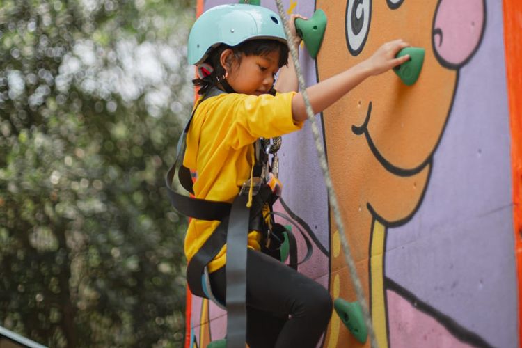 Anak bermain wall climbing di tempat wisata anak Rivera Bogor.