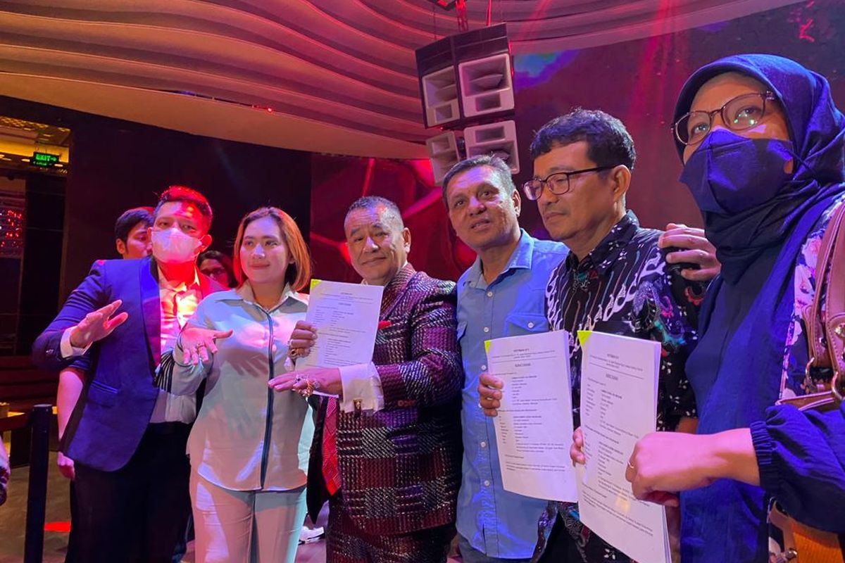 Keluarga Aisiah Shinta Dewi bersama kuasa hukumnya, Hotman Paris Hutapea beserta tim saat ditemui di kawasan Kelapa Gading, Jakarta Utara pada Selasa (2/5/2023).