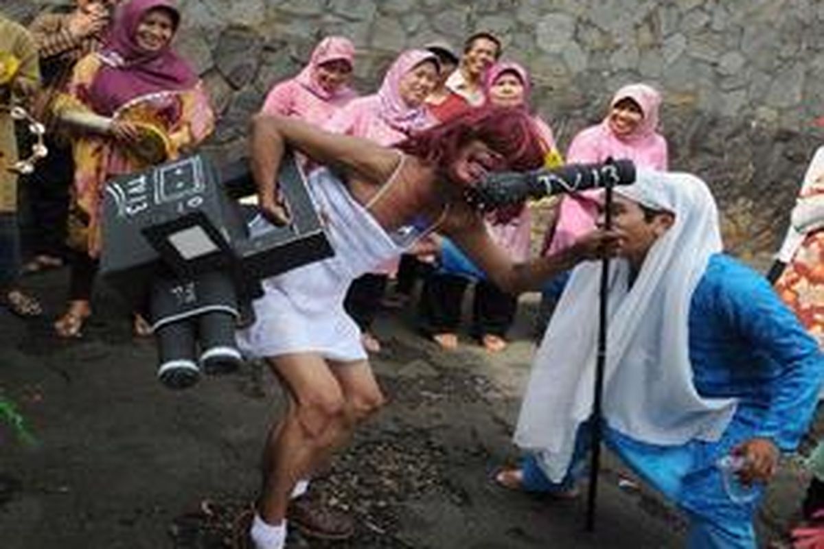 Parade participants perform in Jakarta  street on June 19, 2010 making a parody of the media and the Indonesian celebrities involved in a sex scandal as Jakarta celebrates its 483rd anniversary. Indonesian President Susilo Bambang Yudhoyono said his country must not stand naked before modern information technology, signalling his support for an Internet filter to block porn. The worlds most populous Muslim-majority country has been scandalised by the recent online release of homemade X-rated videos apparently showing popular local celebrities engaging in hardcore sex.