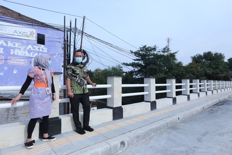 Wali Kota Semarang Hendrar Prihadi saat menyambangi jembatan besi di Sampangan usai meninjau beberapa fasilitas publik, seperti lapangan Sidodadi, lapangan Merbau, dan lapangan Gaharu, Kamis (4/3/2021).