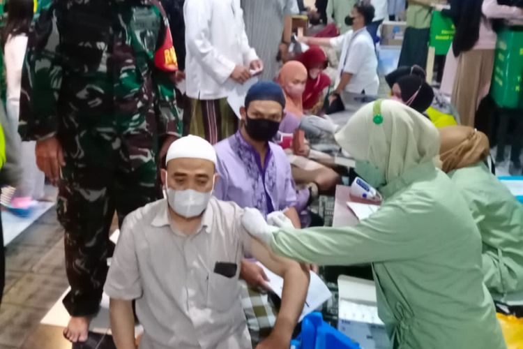 Vaksinasi yang digelar oleh Polres Malang di salah satu masjid di kawasan Kecamatan Karangploso pasca pelaksanaan shalat tarawih, Minggu (3/4/2022).