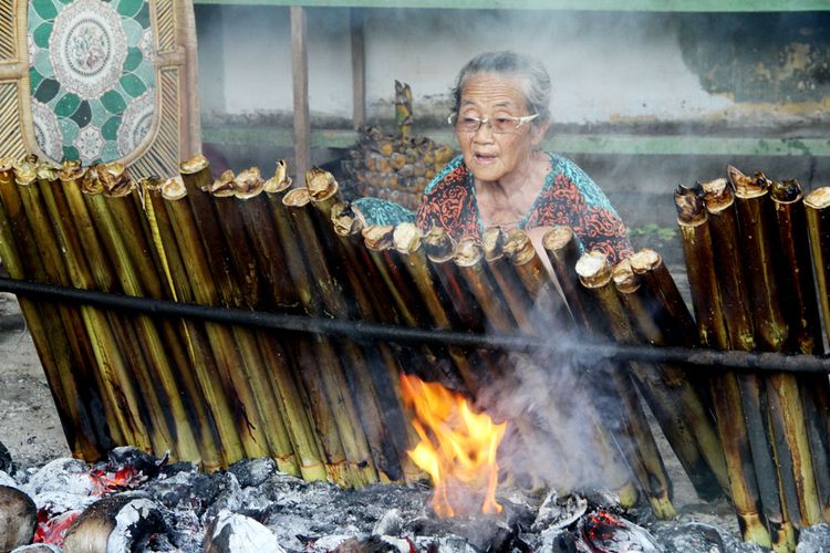 Hadijah Baderan atau biasa disapa Mbok Jango membakar nasi bulu (nasi jaha) di belakang rumahnya untuk disajikan pada Bakdo Kupat. Dalam usia tuanya ia tetap gesit dan lincah mengatur besar kecilnya api