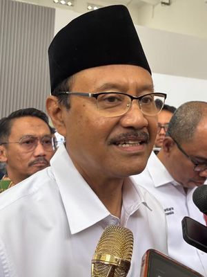 Menteri Sosial Saifullah Yusuf atau Gus Ipul. Gus Ipul tekankan pentingnya izin dan pelaporan transparan dalam penggalangan dana bencana Sumatera, terutama untuk dana lebih dari Rp 500 juta.