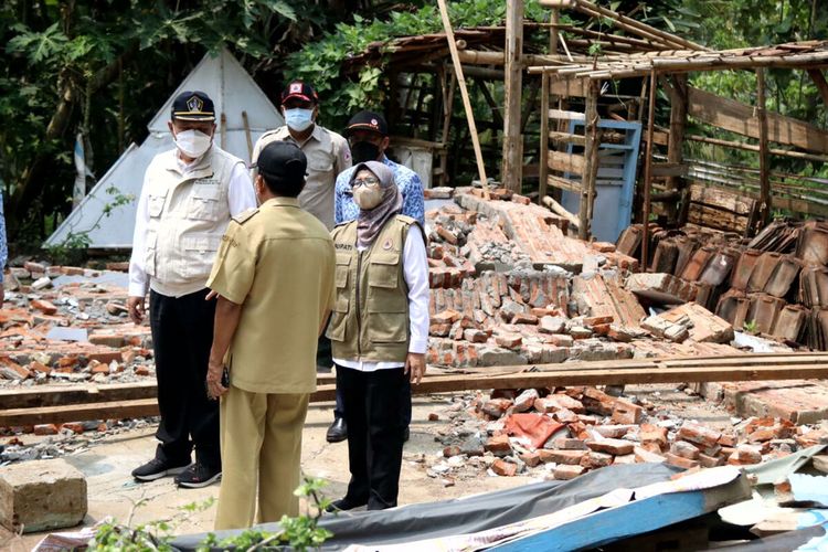 Bupati Blitar Rini Syarifah didamping Sekda Izul Marom meninjau lokasi fenomena tanah bergerak di Desa Kebonsari, Kecamatan Kademangan, Kabupaten Blitar, Senin (18/4/2022)