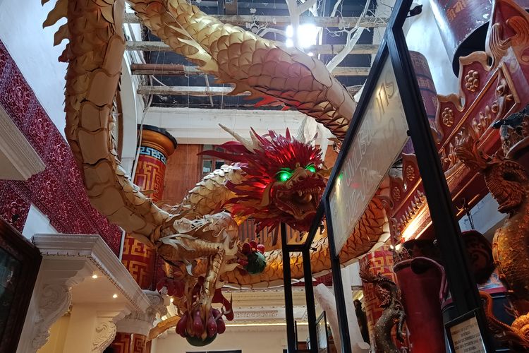 Hiasan naga sepanjang 26,5 meter di salah satu sudut Babah Koffie by Kawisari di House of Tugu, Old Town Jakarta, Jumat (17/4/2026).