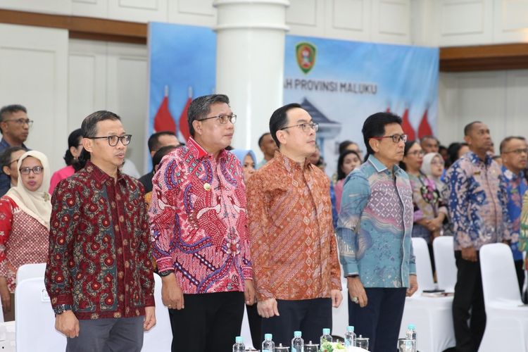 Sekretaris Daerah Maluku Sadli le bersama Wali Kota Ambon Bodewin Wattimena saat menghadiri acara pembukaan seminar penguatan karakter bangsa untuk mendukung semangat hidup orang basudara melalui pendekatan literasi keagamaan lintas budaya di Kantor Gubernur Maluku, Kamis (12/2/2026)