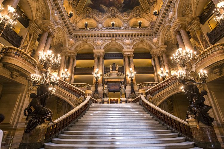 Interior Palais Garnier, tempat syuting Emily In Paris