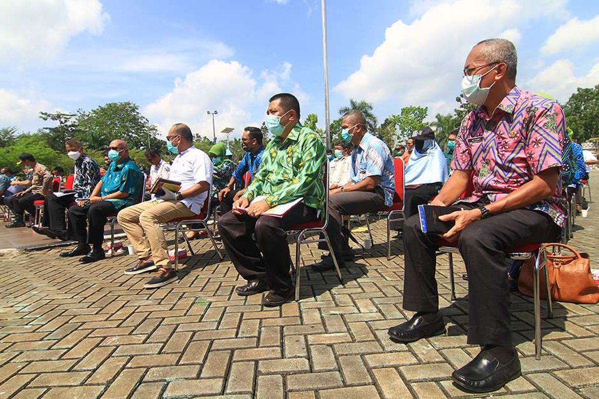 Sejumlah pejabat Pemerintah Kabupaten Kubu Raya mengikuti rapat gugus tugas percepatan penanganan virus COVID-19 yang digelar Bupati Kubu Raya Muda Mahendrawan di halaman Kantor Bupati Kubu Raya, Kalimantan Barat, Kamis (2/4/2020). Muda Mahendrawan menyatakan Ia menggelar rapat penanganan virus COVID-19 di halaman kantor tersebut sambil berjemur di bawah sinar matahari pagi guna meningkatkan imunitas tubuh di tengah pandemi virus corona.