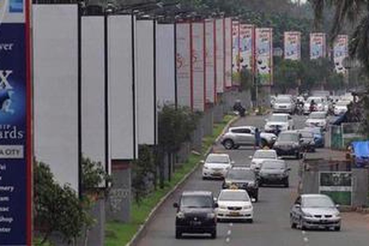 Tiang-tiang penyangga monorel yang terhenti pembangunannya kini dijadikan tempat iklan seperti di Jalan Asia Afrika, Senayan, Jakarta, senin (11/2/2013). Kelanjutan proyek ini masih terus digodok dengan adanya usulan tiga rute monorel baru, yaitu Bekasi Timur-Cawang, Cibubur-Cawang, dan Cawang-Kuningan dengan total panjang 124,126 kilometer.

