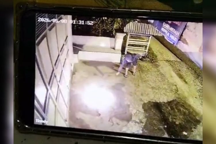 Terekam CCTV, Pria di Baubau Diduga Bakar Kios Milik Mantan Istri di Jalan Anoa
