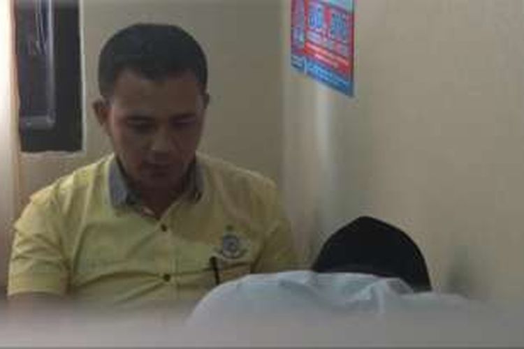 Salah satu petugas pos tiket masuk wisata menjalani pemeriksaan di ruang Unit Pidana Korupsi Mapolres Trenggalek, Jawa Timur, Selasa (8/11/2016).