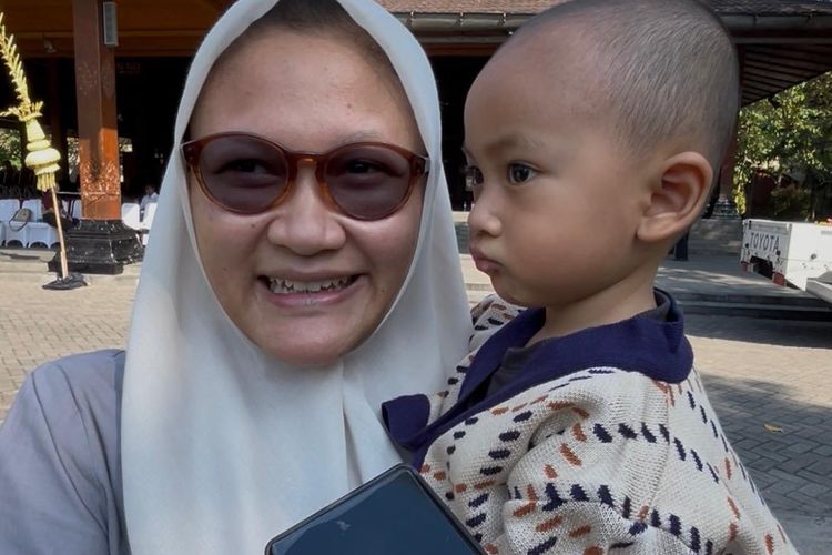 Cerita Seorang Ibu Muslim Ajak Anak Ikut Pindapata Biksu Thudong di Solo: Ajarkan Toleransi