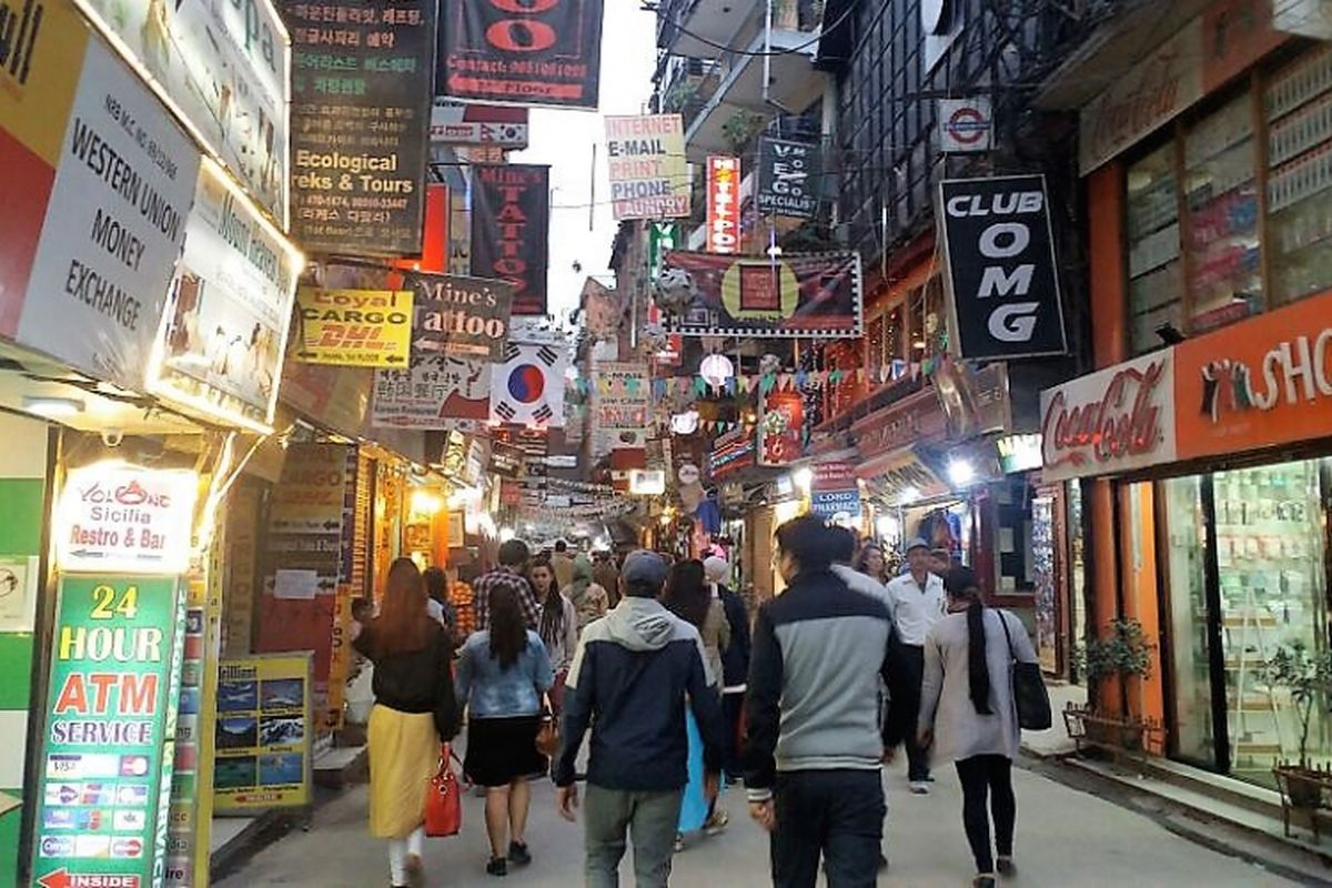 Sore di Thamel, salah satu pusat belanja di Kathmandu, Nepal