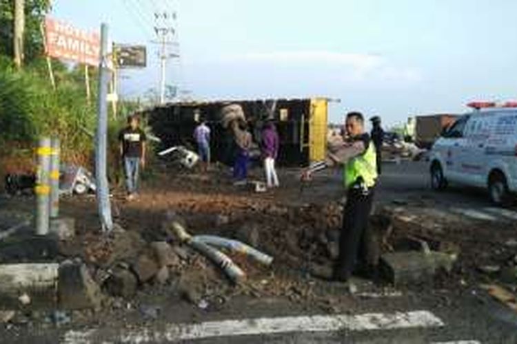 Sebuah truk bermuatan kardus mengalami pecah ban dan menabrak lampu TL di simpang empat Salib Putih, Jalan Lingkar Salatiga (JLS), Kamis (6/10/2016 sekitar jam 06.00.