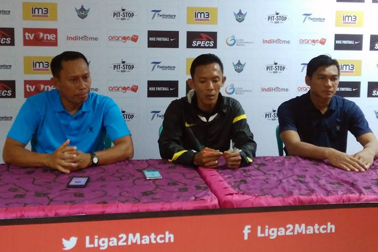 Pelatih Persigo Semeru FC Putut Wijanarko (kiri) dan Nugroho Mardiyanto (kanan).