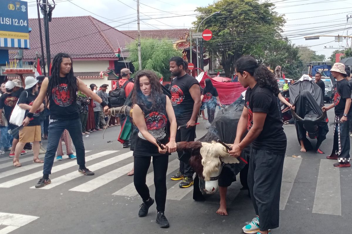 Ribuan Orang Padati Kota Batu Tonton Aksi Bantengan Jawa Timur
