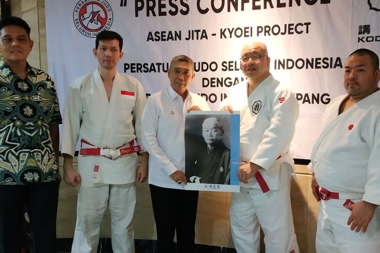 PB PJSI atau induk organisasi olahraga judo Indonesia menjalin kerja sama dengan pelatih asal Jepang untuk meningkatkan prestasi.