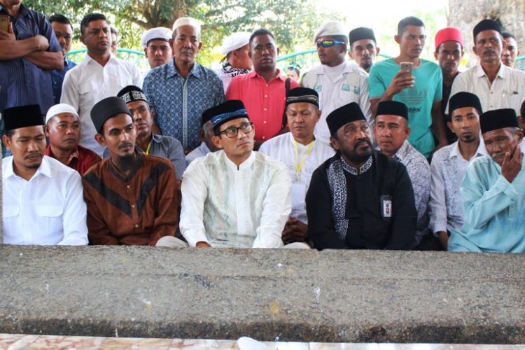 Calon Wakil Presiden (Cawapres) Sadiaga Salahuddin Uno  berziarah di Makam Sultan Malikussaleh, raja Kerajaan Samudera Pasai di Desa Beuringen, Kecamatan Samudera, Kabupaten Aceh Utara, Minggu (3/2/2019).