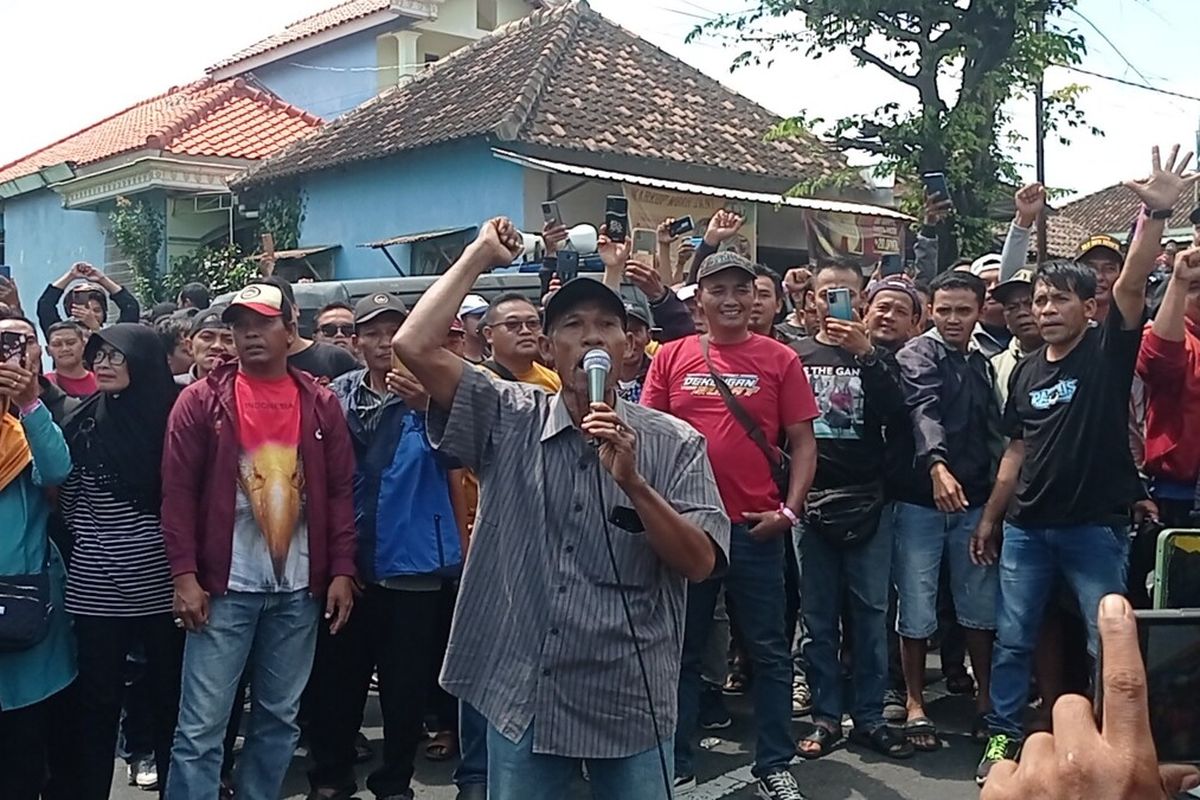 Ribuan pedagang sayur keliling etek ngeluruk ke PN Magetan memberikan dukungan kepada 2 rekan mereka yang menjalani sidang gudatan larangan berjualan sayur di Desa Pesu. Menurut penggugat keberadan pedagang sayur keliling membuat usaha toko kelontong miliknya sepi.