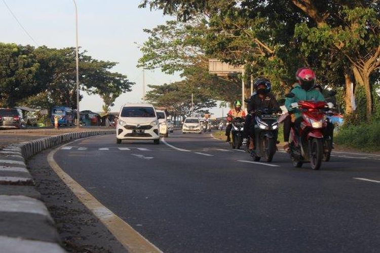 Situasi arus balik pemudik saat kendaraan melintas di Jalur Pantura Indramayu, Kamis (5/5/2022) sore. 

