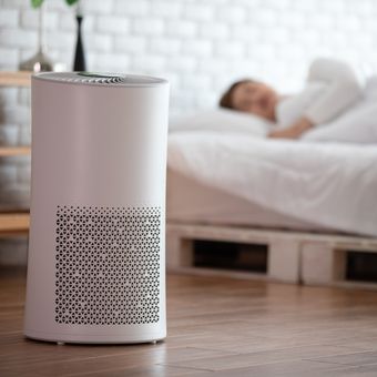 Ilustrasi air purifier di dalam kamar tidur.