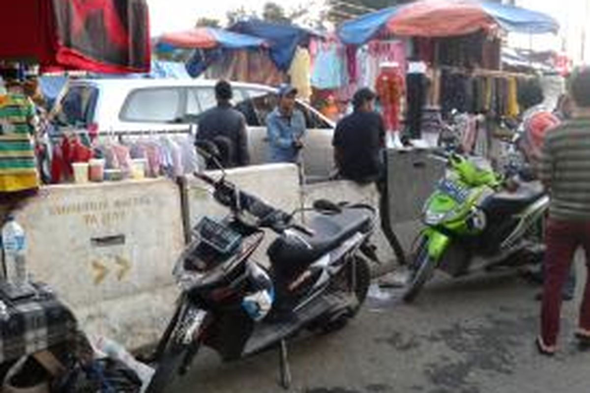 Tempat untuk memutar balik di Jalan Kabon Jati, Tanah Abang, Jakarta Pusat yang ditutup oleh lapak Pedagang Kaki Lima (PKL), Selasa (23/7/2013)