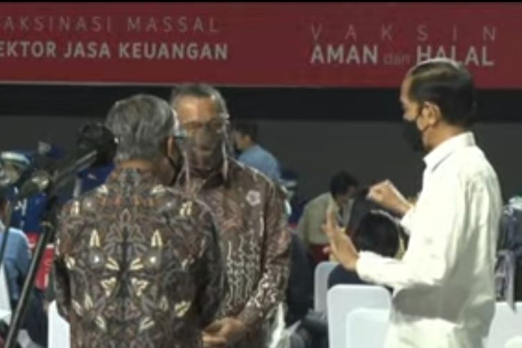 Presiden Joko Widodo memberikan pengarahan saat meninjau pelaksanaan vaksinasi Covid-19 di Tennis Indoor, Kompleks Gelora Bung Karno, Senayan, Rabu (16/6/2021). 