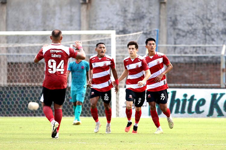 Laga Madura United vs Persita Tangerang pada pekan ke-28 Liga 1 berlangsung di Stadion Gelora Bangkalan, Madura, Rabu (6/3/2024).
