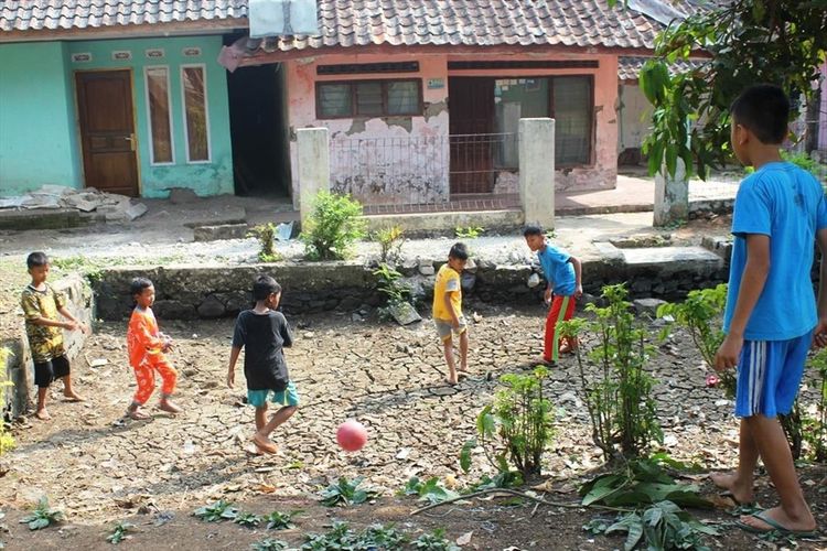 Sejumlah anak sedang bermain bola di tengah kolam yang telah mengering di Kp. Nanggerang, Desa Cimanggu, Kecamatan Cibeber, Kabupaten Cianjur, Jawa Barat beberapa waktu lalu. Musim kemarau panjang mengakibatkan 18 wilayah kecamatan di Cianjur dilanda krisis air bersih.