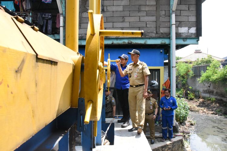 Lurah Rawa Terate Jainudin meninjau Rumah Pompa di Jalan Inspeksi Cakung Drain, Rawa Terate, Cakung, Jakarta Timur, Selasa (14/11/2023).