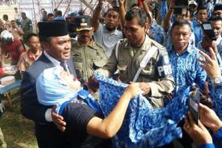 Seorang guru mengamuk dan membuka baju korpri karena tidak diikutkan dalam upacara HUT Kemerdekaan RI ke-71 di Lapangan Salero, Kota Ternate, Maluku Utara, Rabu (17/8/2016)