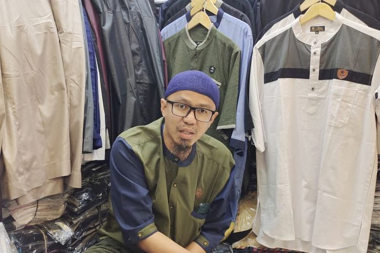 Abu Yazid, seorang penjual busana muslim di Sukaramai Trade Center, di Jalan Jenderal Sudirman, Kota Pekanbaru, Riau, Kamis (21/9/2023).