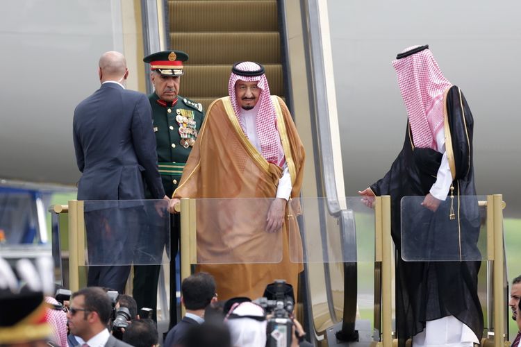 Raja Arab Saudi Salman bin Abdulaziz al-Saud tiba di Bandara Halim Perdanakusuma, Jakarta, Rabu (1/3/2017). Kunjungan Raja Salman ke Indonesia setelah 47 tahun lalu dalam rangka kerjasama bilateral Indonesia - Arab Saudi.