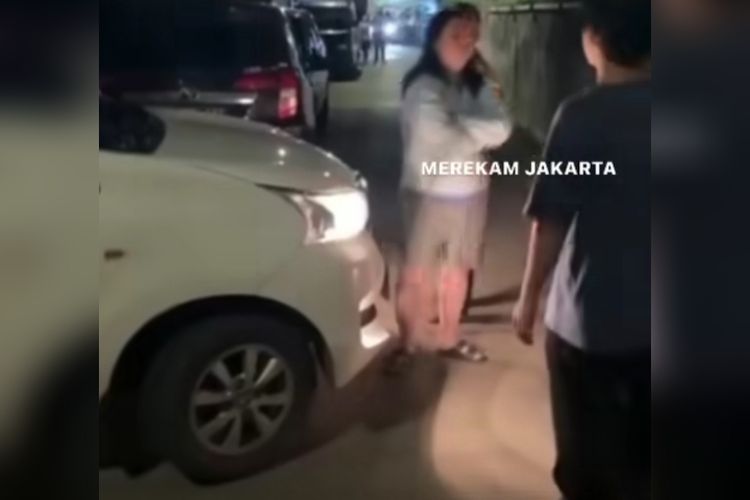 Warga cekcok karena parkir liar menghalangi mobil untuk melintas di Jalan Sukajaya 2, Jelambar Baru, Grogol Petamburan, Jakarta Barat.   